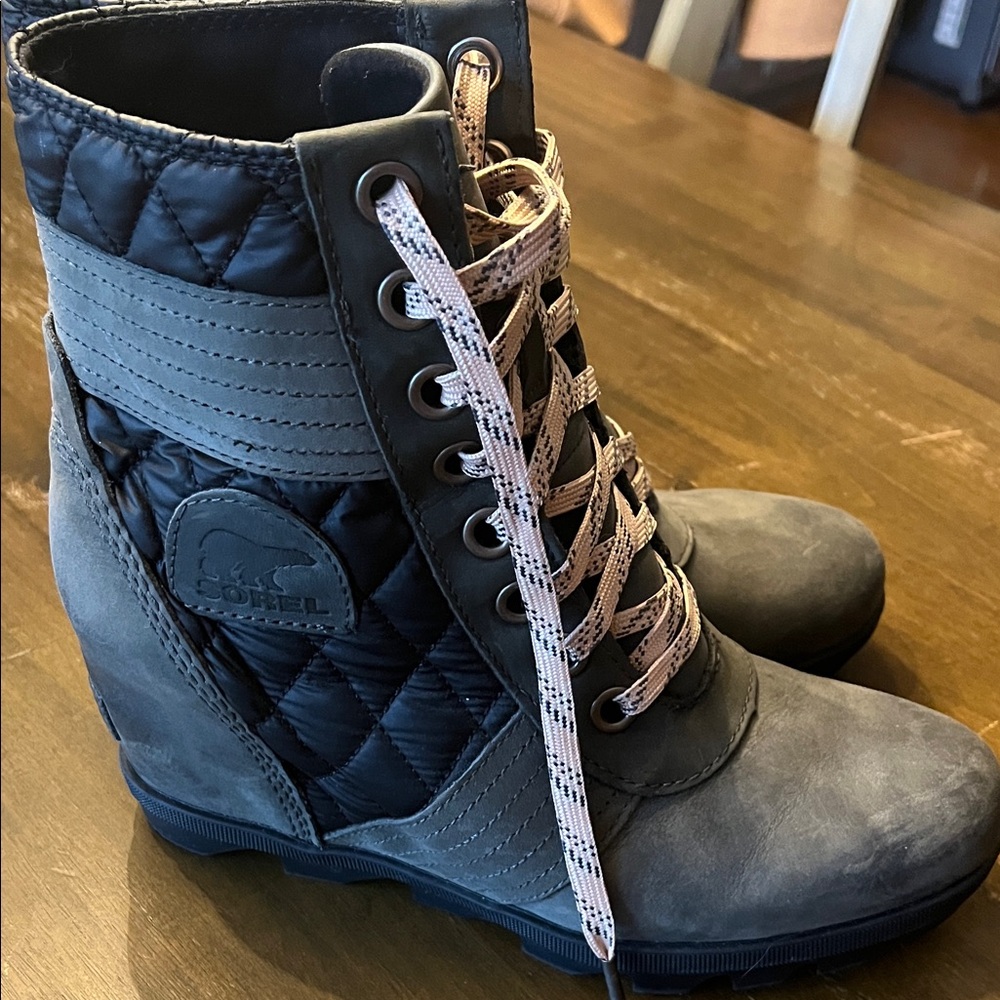 Sorel Women's Black and olive Quilted Boots 8